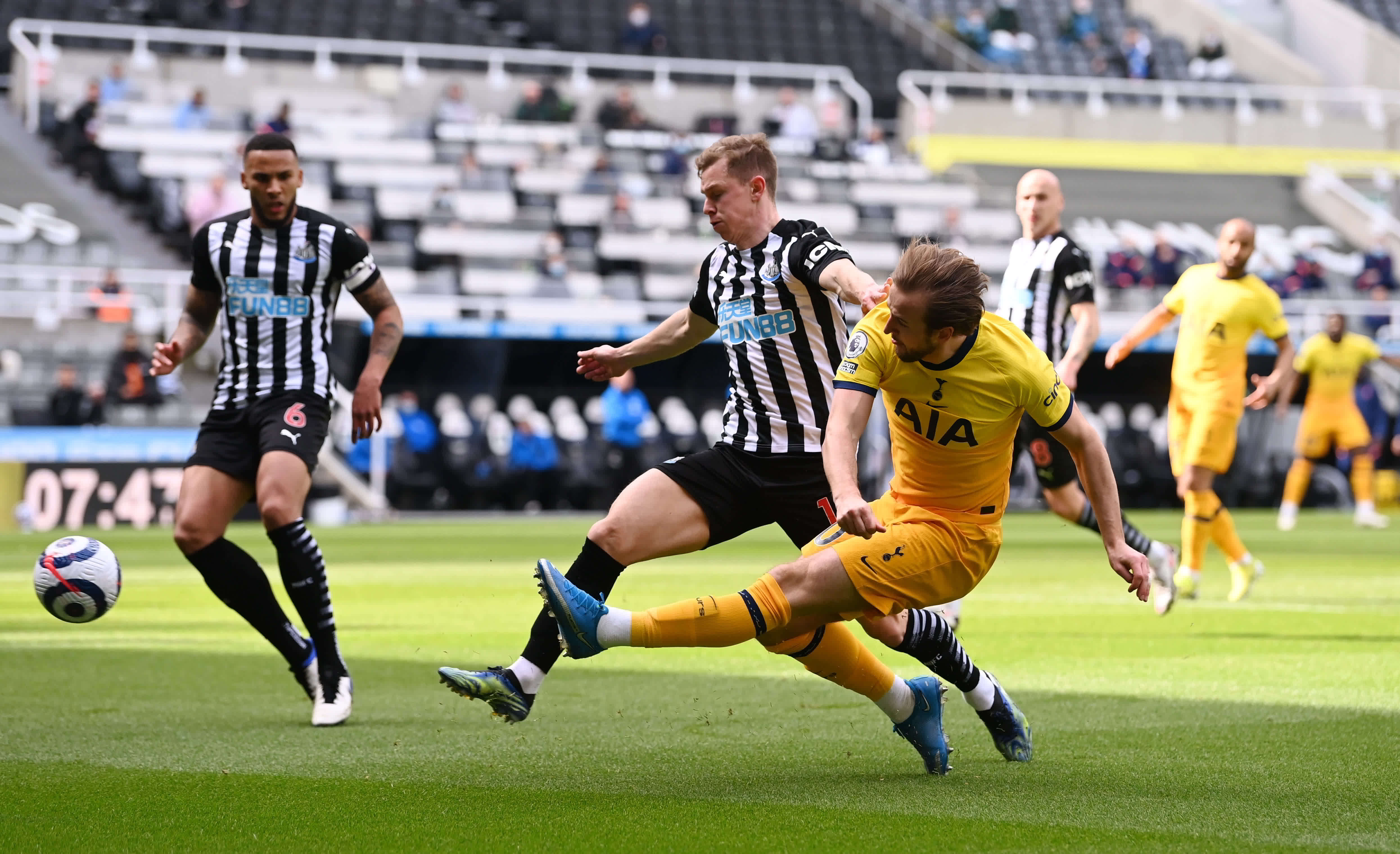 西甲官方公布12月最佳球员，皇马球星贝林厄姆当选。本月，贝林厄姆代表皇马出战了5场西甲比赛，共计有4球3助入账，和球队一起取得了3场胜利。.